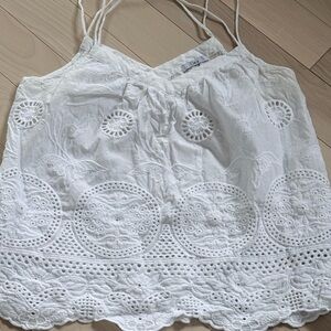 🤍 White Eyelet Tank Top – Size Medium – Dex